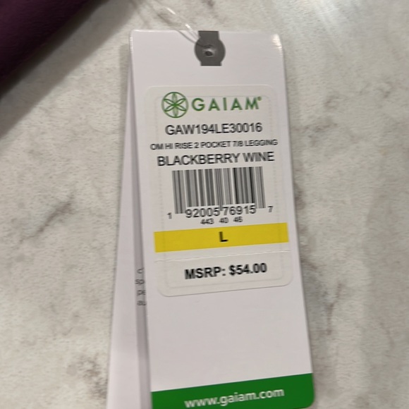 Blackberry wine colored Capri length workout pants with pockets - Picture 3 of 4